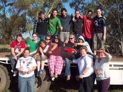 Niamh (middle row, green t-shirt) with friends in Australia