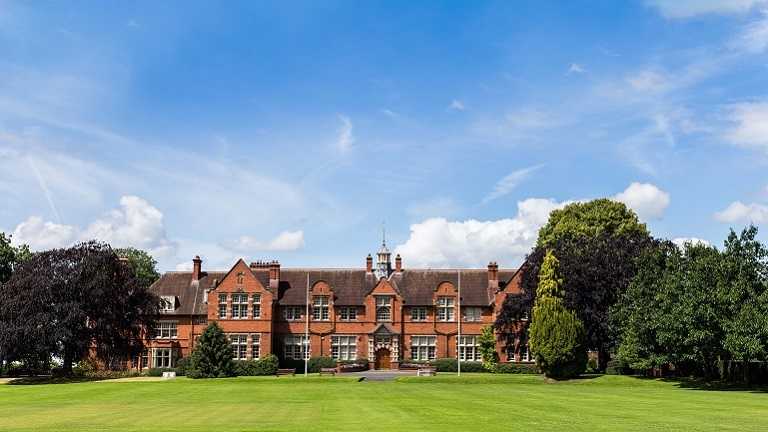 The main building at ���붯�� under a blue sky