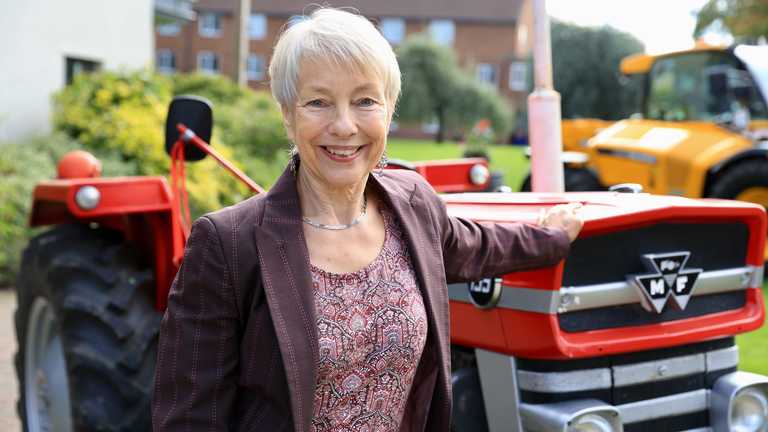 Felicity Finch poses next to a tractor outside �山����'s Bamford Library