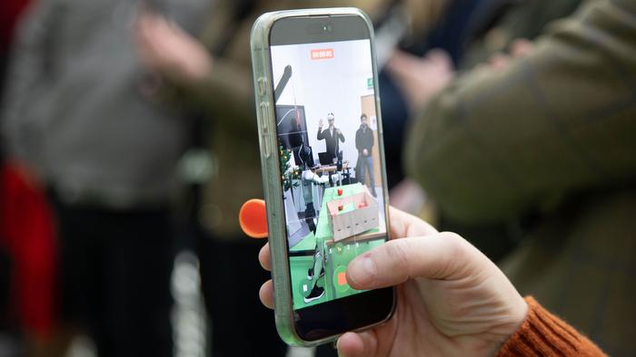 A hand films a humanoid robot at �山����