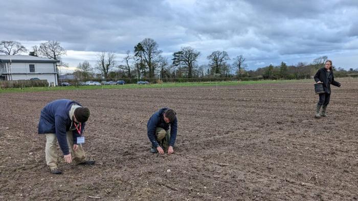 Professor Simon Jeffery, right, supervises research in the experimental tillage field site at ������Ƶ